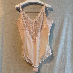 Pinsy Smoothing Lace Shapewear Bodysuit Whisper Pink